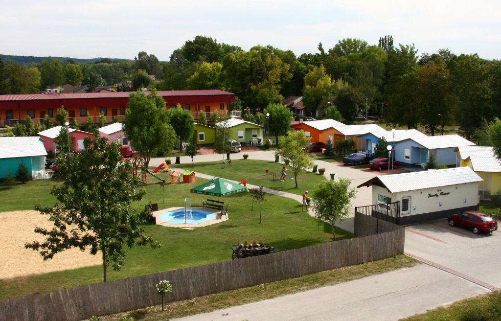 uma vista aérea de um parque com um parque infantil em Chatova osada Family Resort em Patince