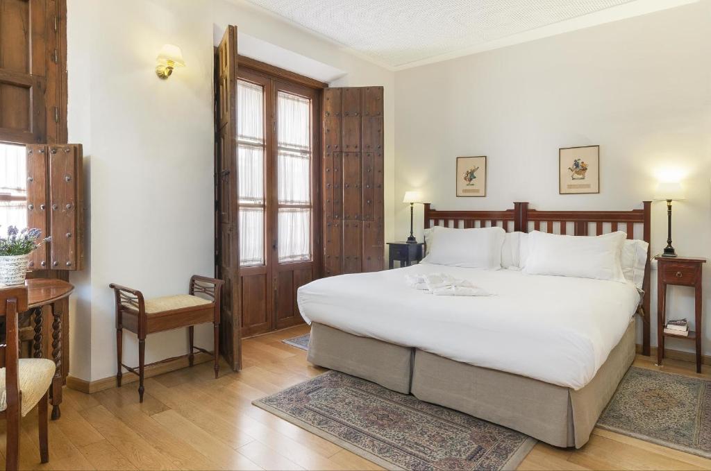 Postel nebo postele na pokoji v ubytování Hotel Amadeus Sevilla