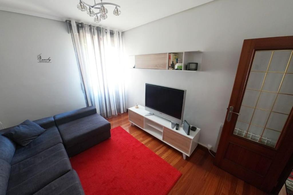 uma sala de estar com um sofá e uma televisão de ecrã plano em Apartamento centro Barakaldo BEC, Parking Incluido em Barakaldo