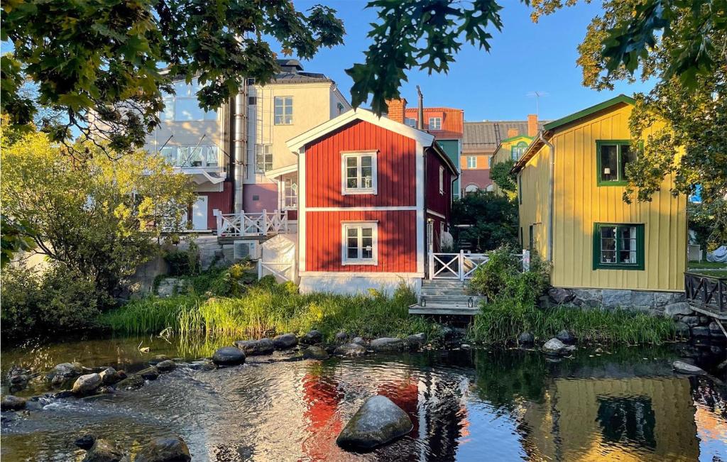 een groep kleurrijke huizen naast een rivier bij Nice Home In Norrtlje With Wifi in Norrtälje
