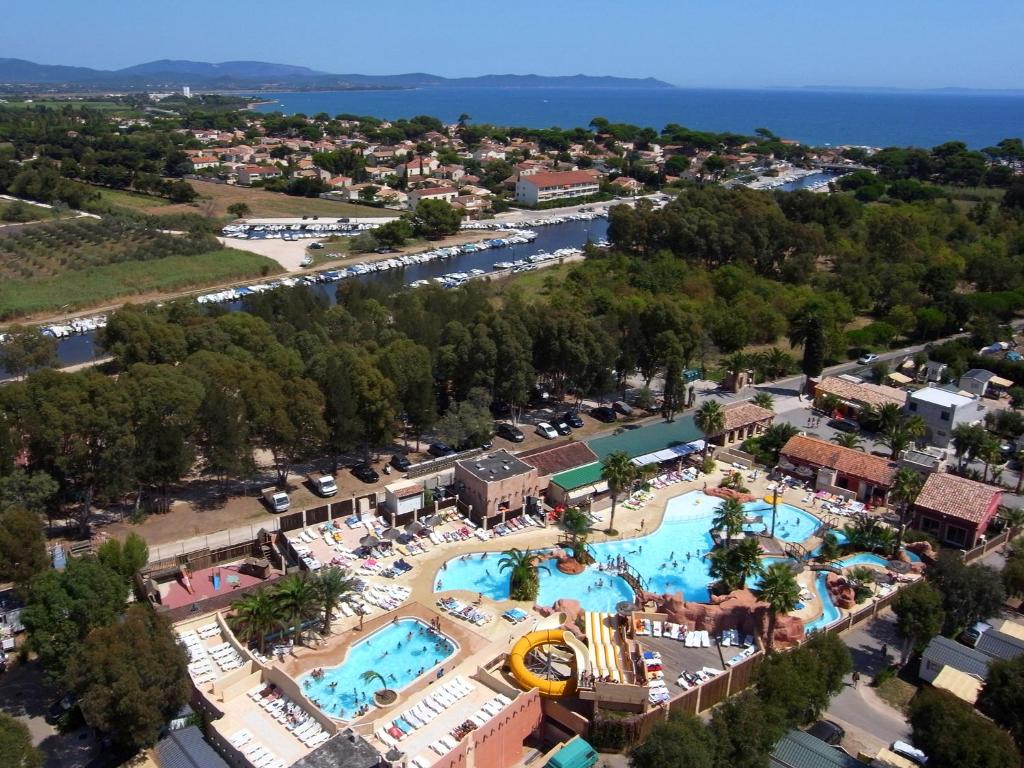 - une vue aérienne sur la piscine du complexe dans l&#39;établissement Camping Les Palmiers, à Hyères