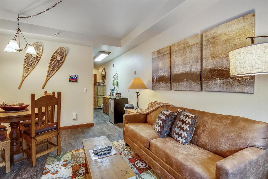 una sala de estar con un sofá y una mesa en Riverbend 103, en Breckenridge