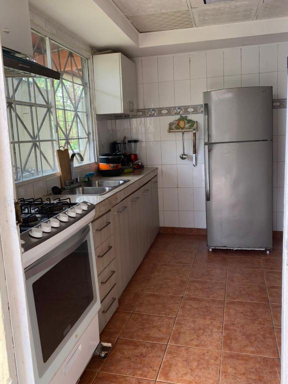 Kuchyň nebo kuchyňský kout v ubytování Sunrise Hostel Farallon