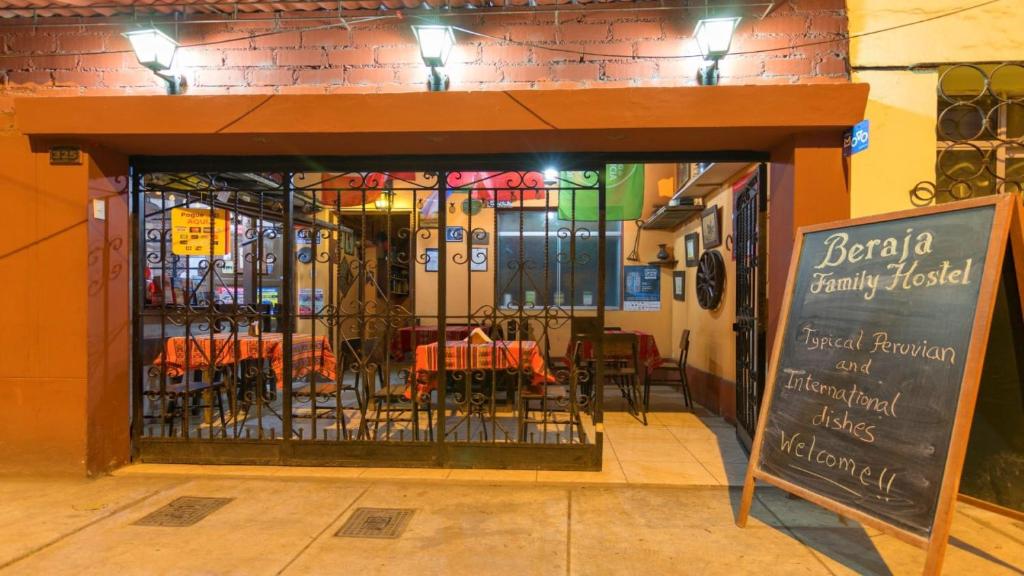 un restaurante con mesa y sillas en la entrada en Beraja Family Hostel, en Lima