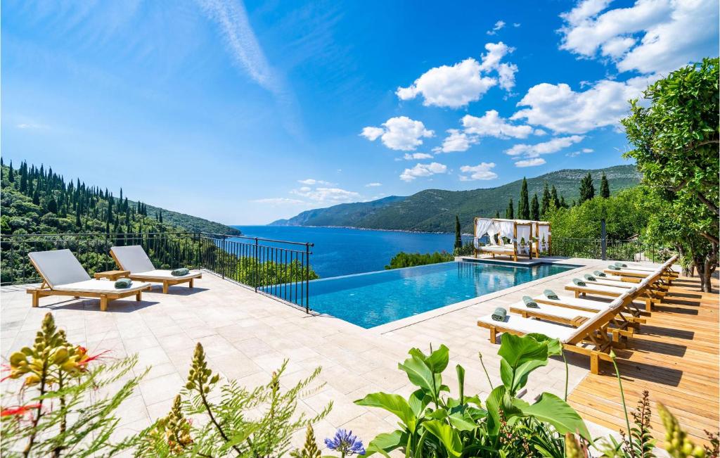 einen Pool mit See- und Bergblick in der Unterkunft Nice Home In Gruda With Outdoor Swimming Pool in Gruda