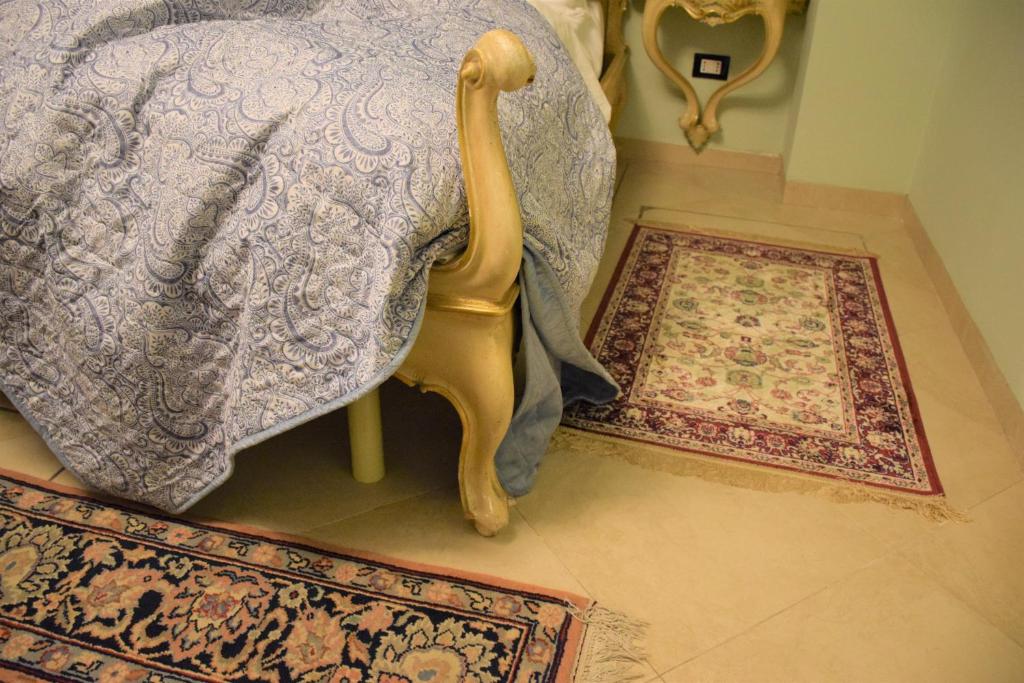 a bedroom with a bed and a rug at Le Pizzocchere in Venice