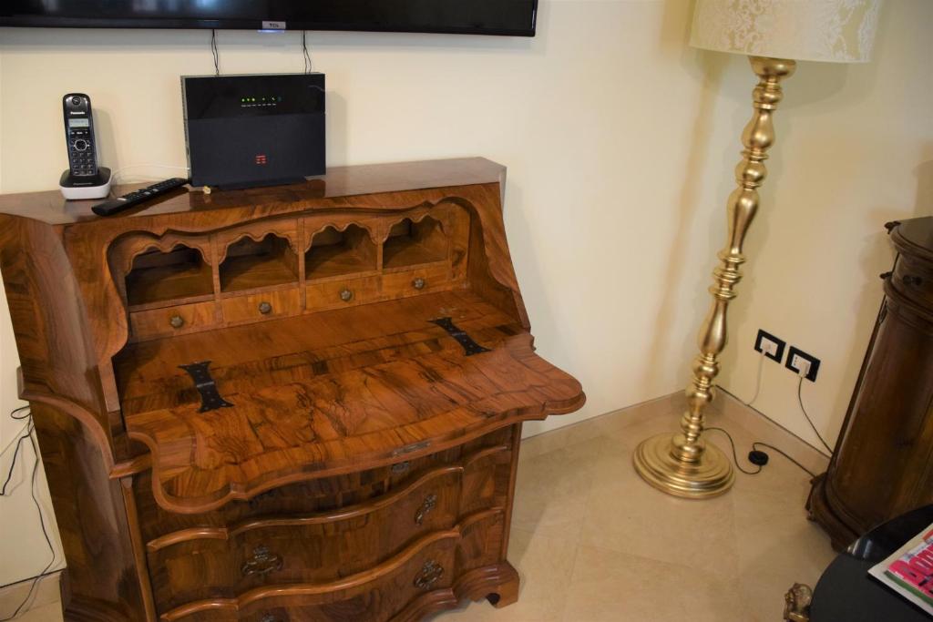 a desk with a laptop on top of a wooden chest at Le Pizzocchere in Venice