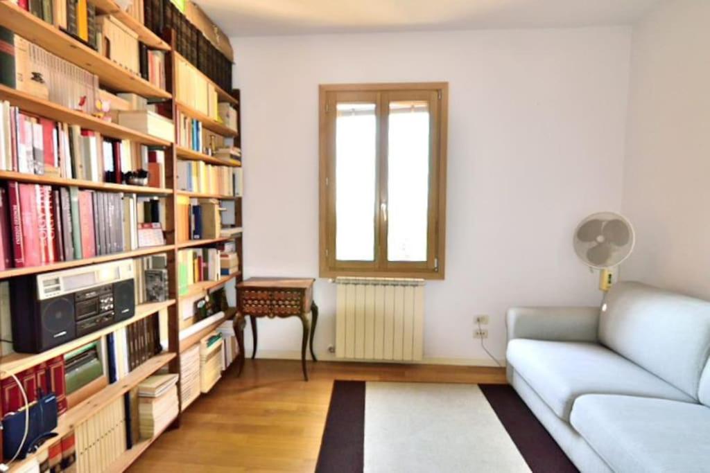 Knižnica v apartmáne