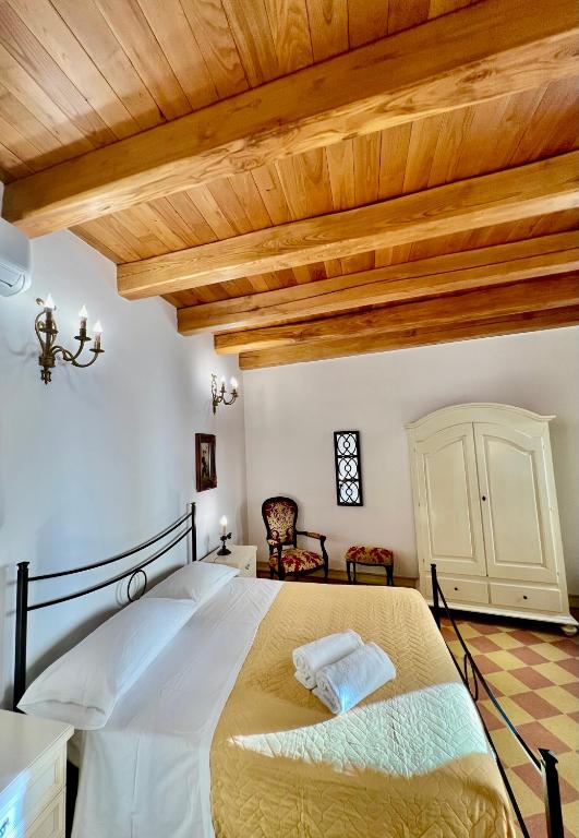 A bed or beds in a room at Atenea Luxury Suites - Atenea Collection