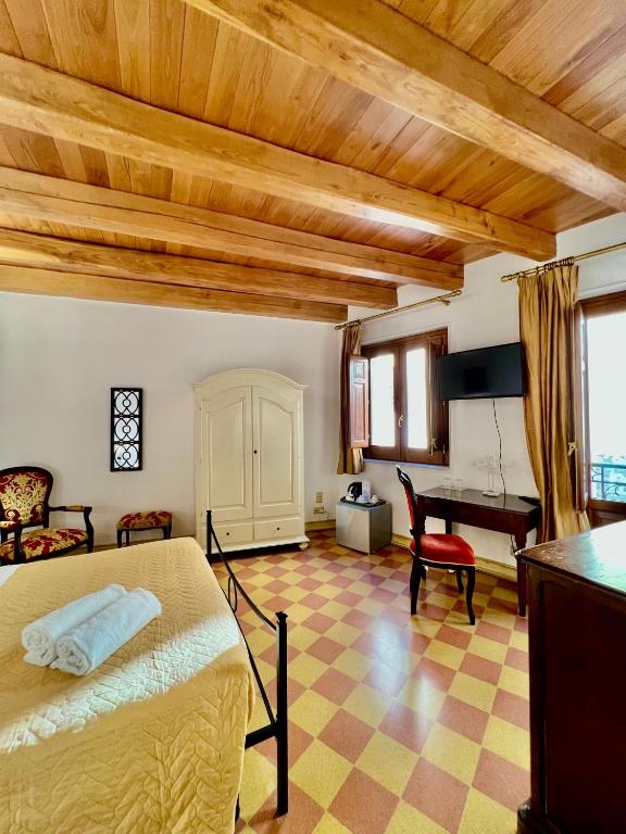 A bed or beds in a room at Atenea Luxury Suites - Atenea Collection