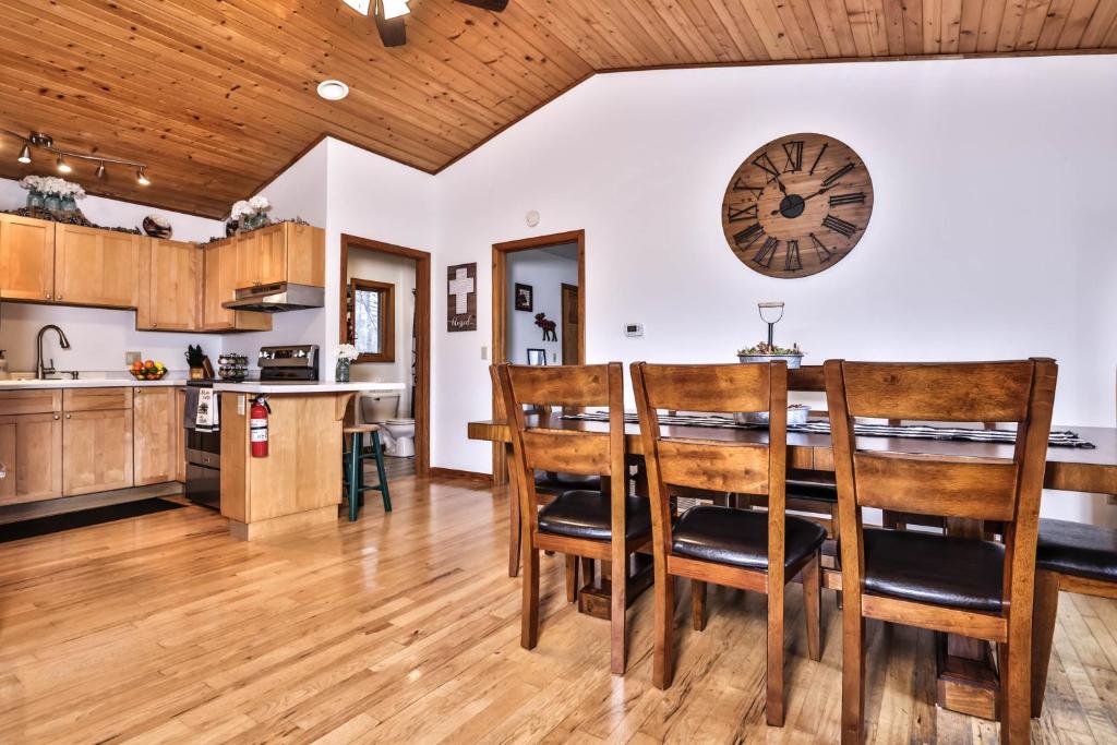 Lake Front Cabin on beautiful Crescent Lake, Minocqua (updated prices 2024)