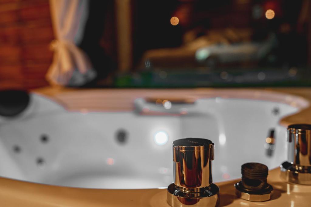 a white bath tub with three black pipes in front of it at Cabanas Invernada de Cima in São Joaquim