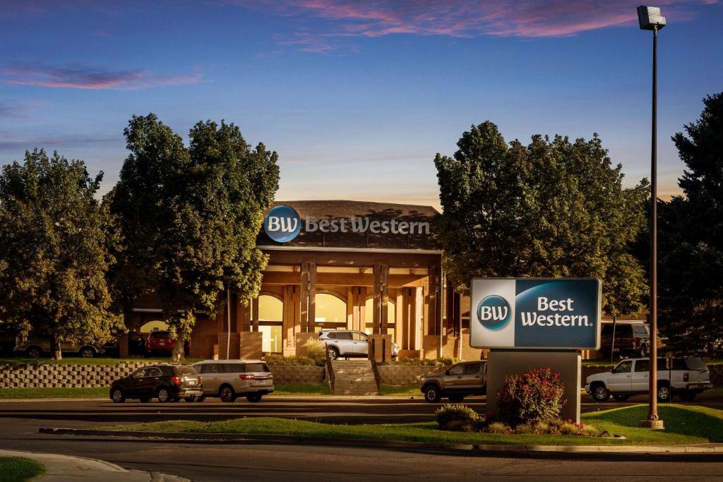 a best western sign in front of a dealership at Best Western Pocatello Inn in Pocatello