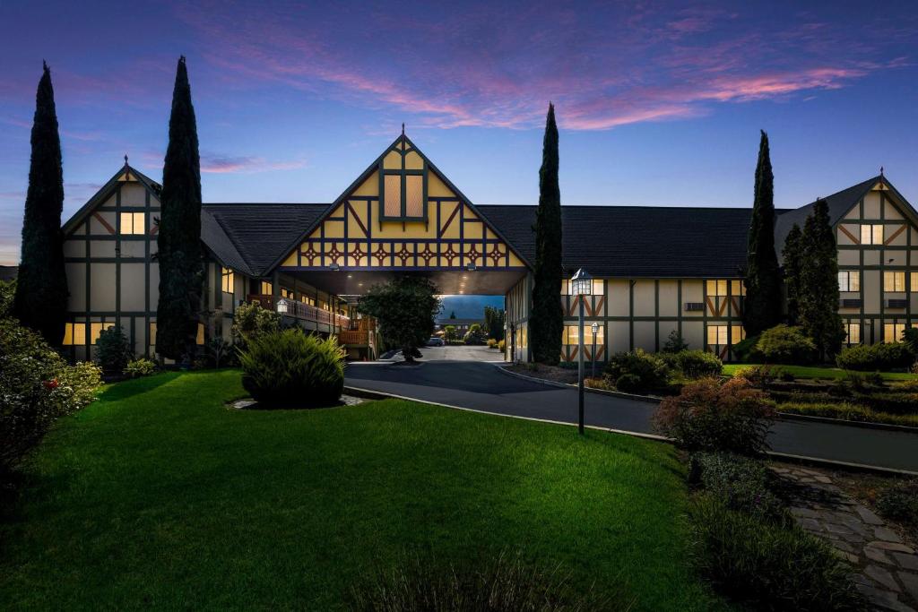 an exterior view of a building with a lawn at Best Western Windsor Inn in Ashland