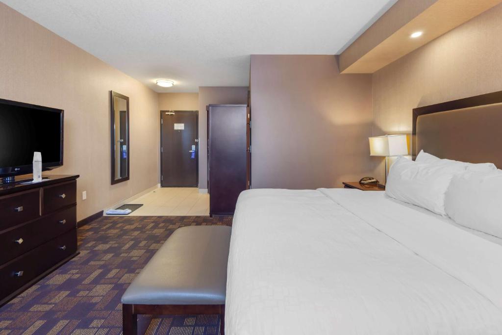 Postel nebo postele na pokoji v ubytování Best Western PLUS Fox Creek