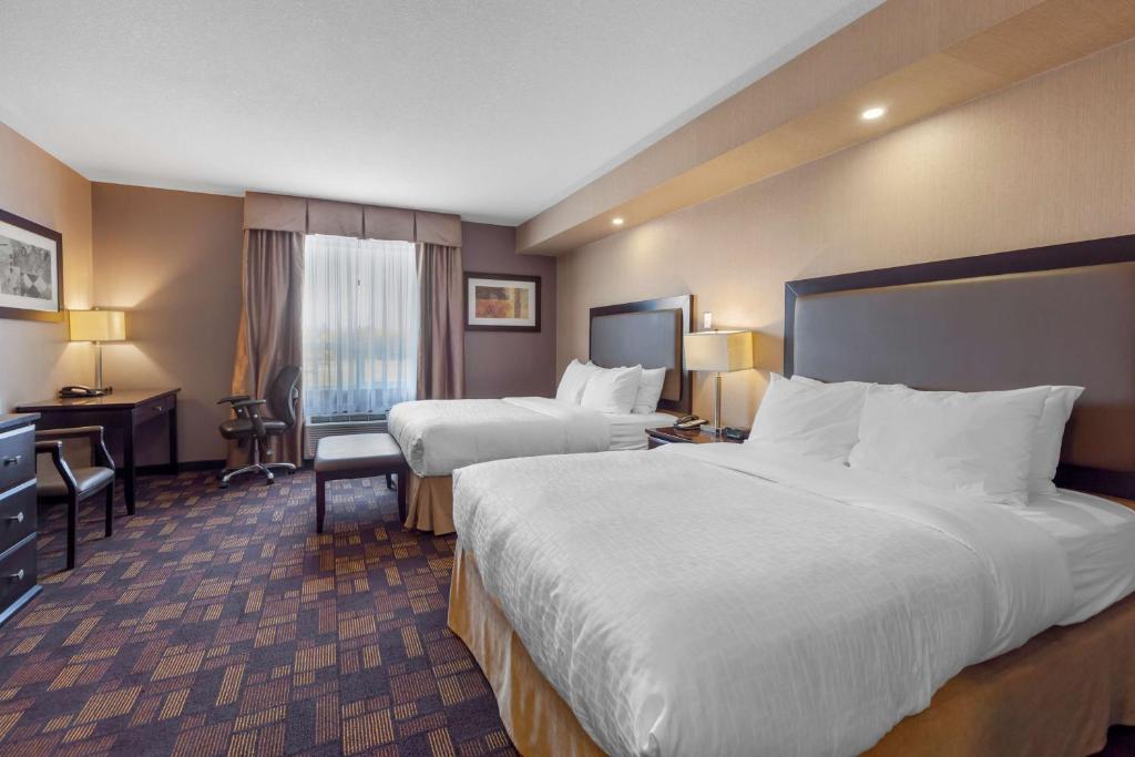 Postel nebo postele na pokoji v ubytování Best Western PLUS Fox Creek