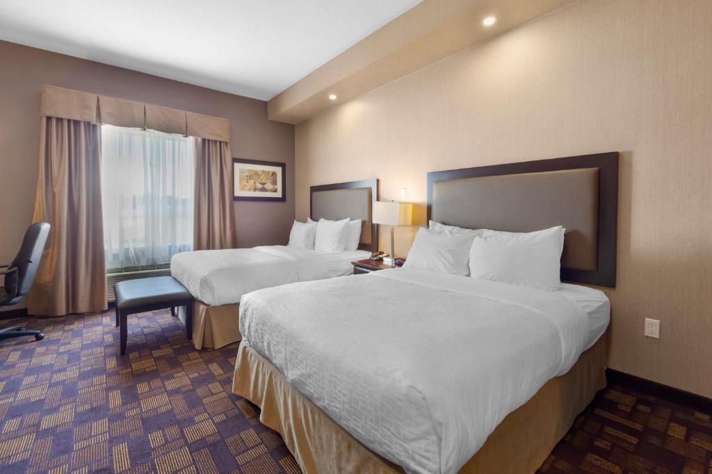 Postel nebo postele na pokoji v ubytování Best Western PLUS Fox Creek