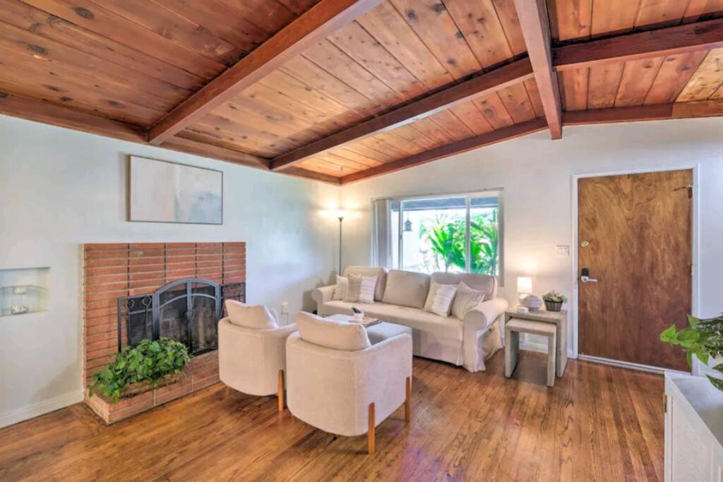 Inviting Duplex with Fire Pit, Bikes ca 1 Mile to Beach - Housity
