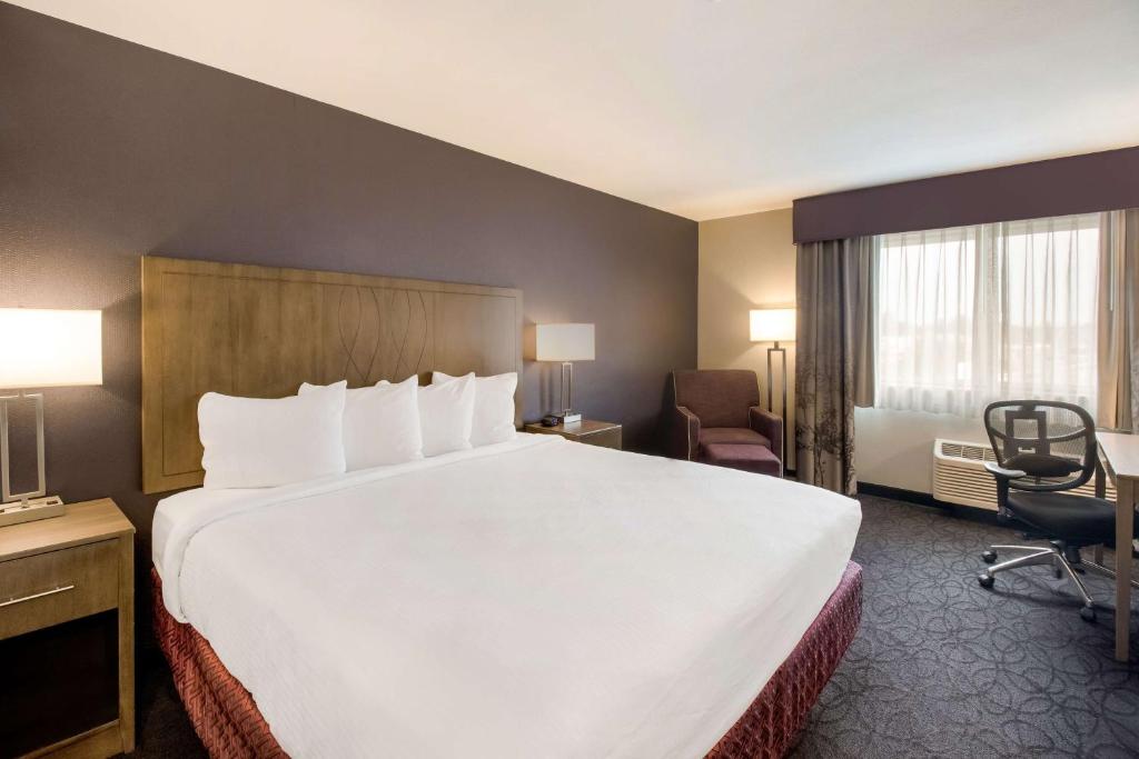 a large white bed in a hotel room at Best Western McMinnville Inn in McMinnville
