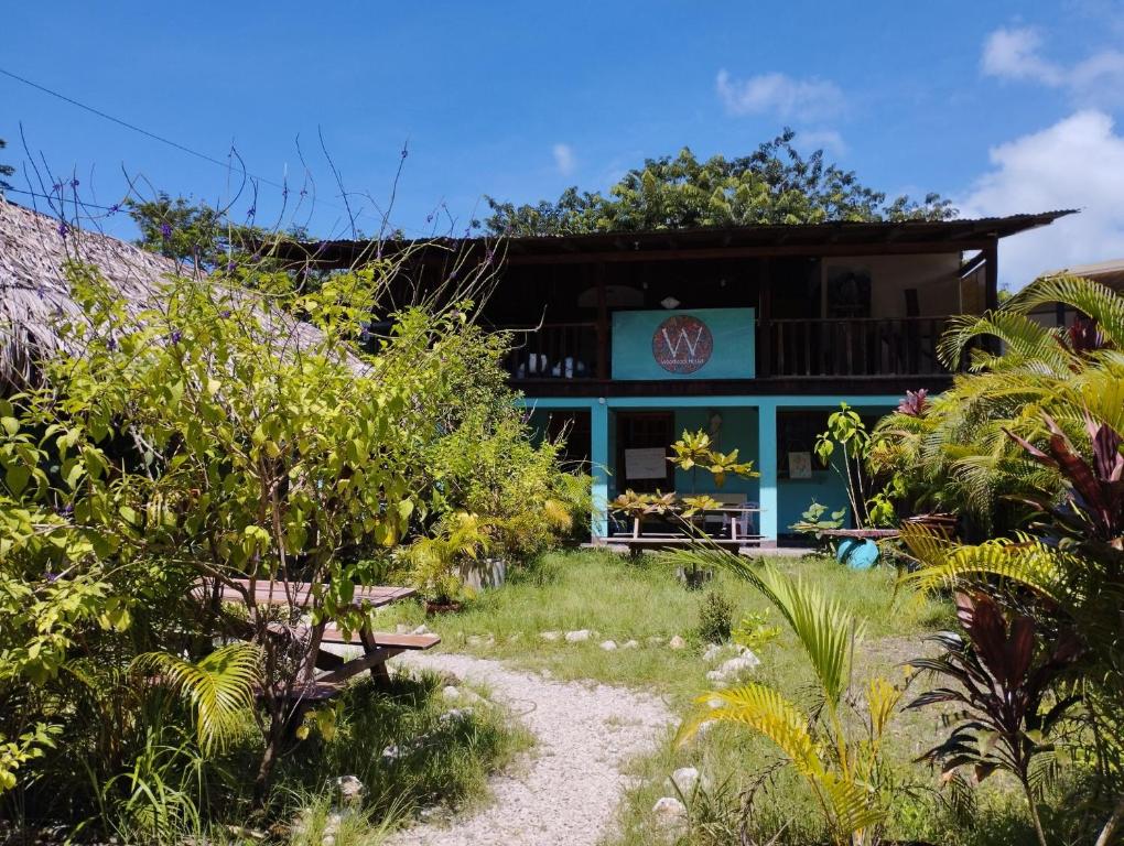 un jardin en face d'un bâtiment dans l'établissement Woodstock Hostel, à Sámara