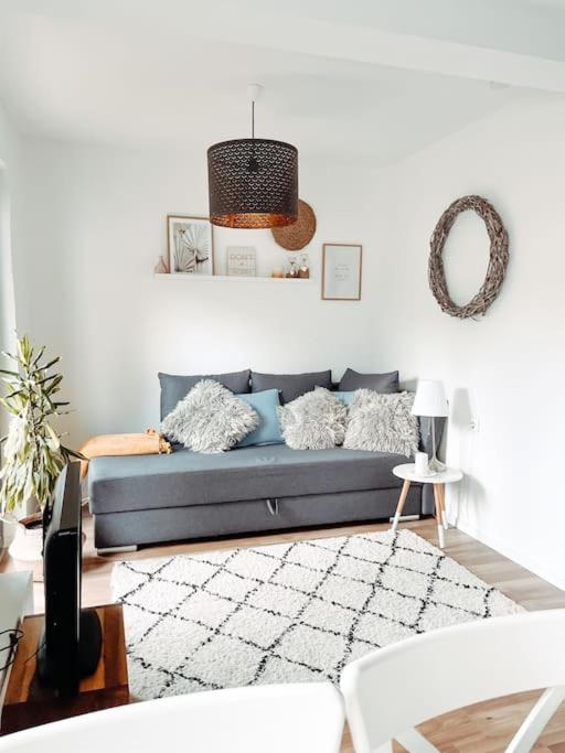 a living room with a blue couch and a rug at *TOP*+Allgäu*Familie*NETFLIX*mit Garten & *PS4* in Kaufbeuren