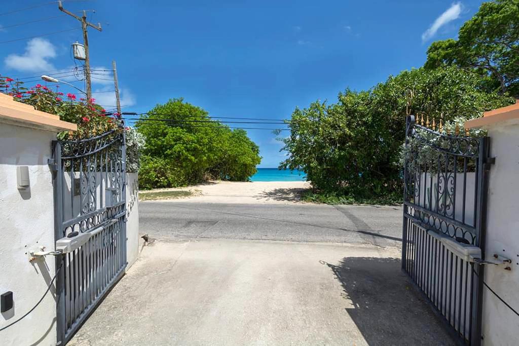uma entrada para uma casa com um portão e uma praia em ZenBreak Graceville BeachHouse em Saint James