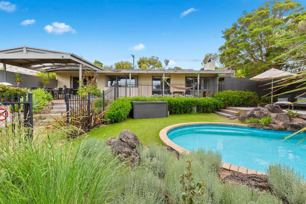 ein Haus mit einem Pool im Hof in der Unterkunft BYANDA MOUNT MARTHA in Mount Martha