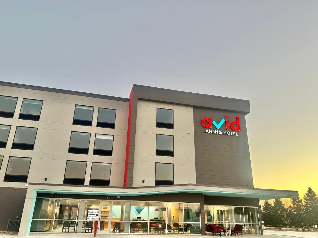 un immeuble de bureaux avec unadobeadobeadobeadobeadobeadobe dans l'établissement AVID Hotels - Fort Wayne North by IHG, à Fort Wayne