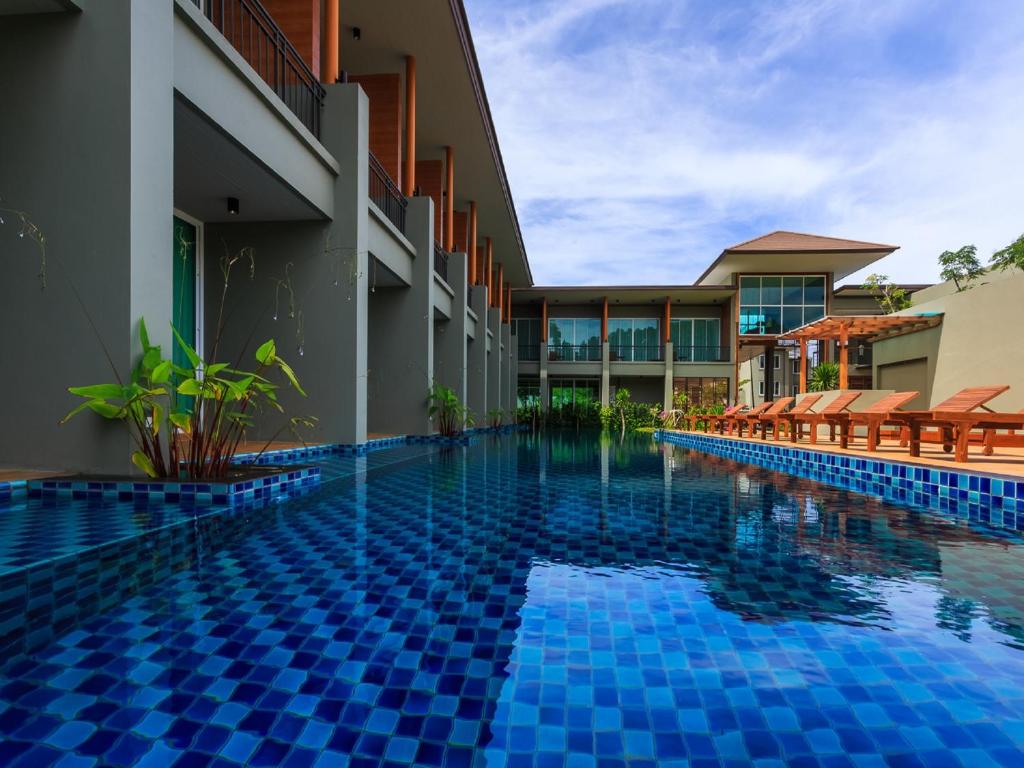Bazén v ubytování Khaolak Forest Resort nebo v jeho okolí