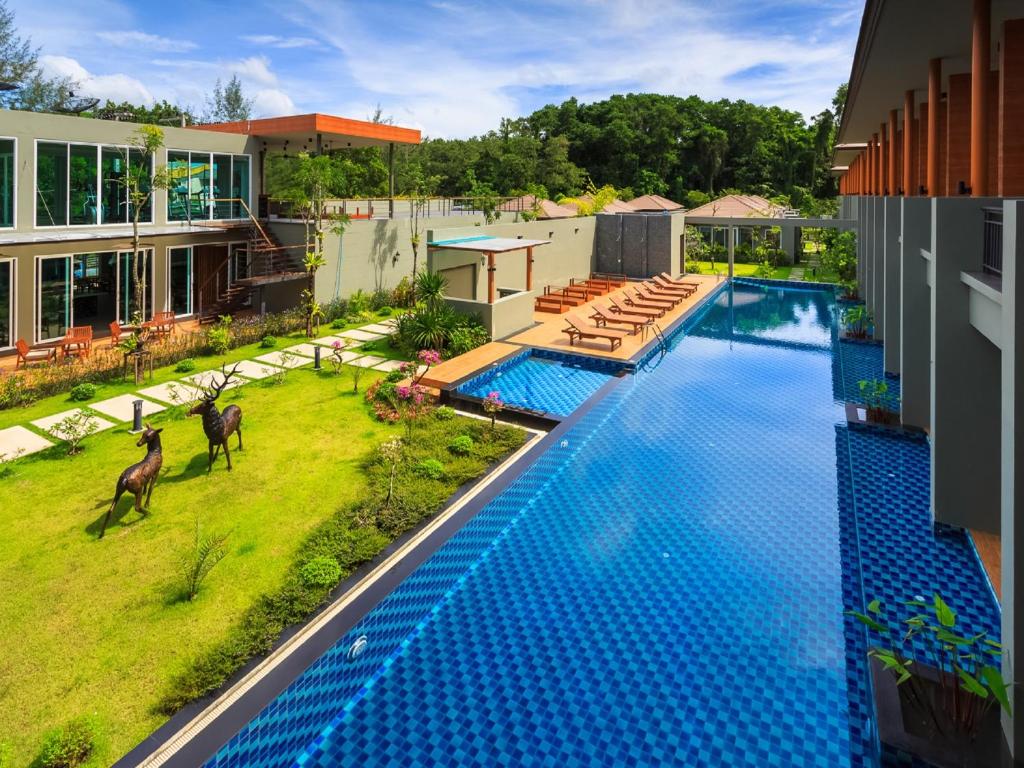 Bazén v ubytování Khaolak Forest Resort nebo v jeho okolí