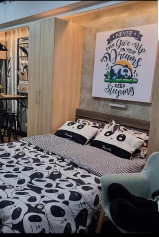 Postel nebo postele na pokoji v ubytování Yhanz Z Sea Residences