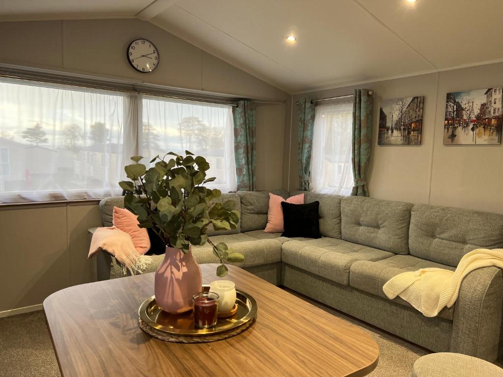 Lovely 3 bedroom holiday home in Seton Sand caravan park Wi-Fi Xbox في إدنبرة: غرفة معيشة مع أريكة وطاولة