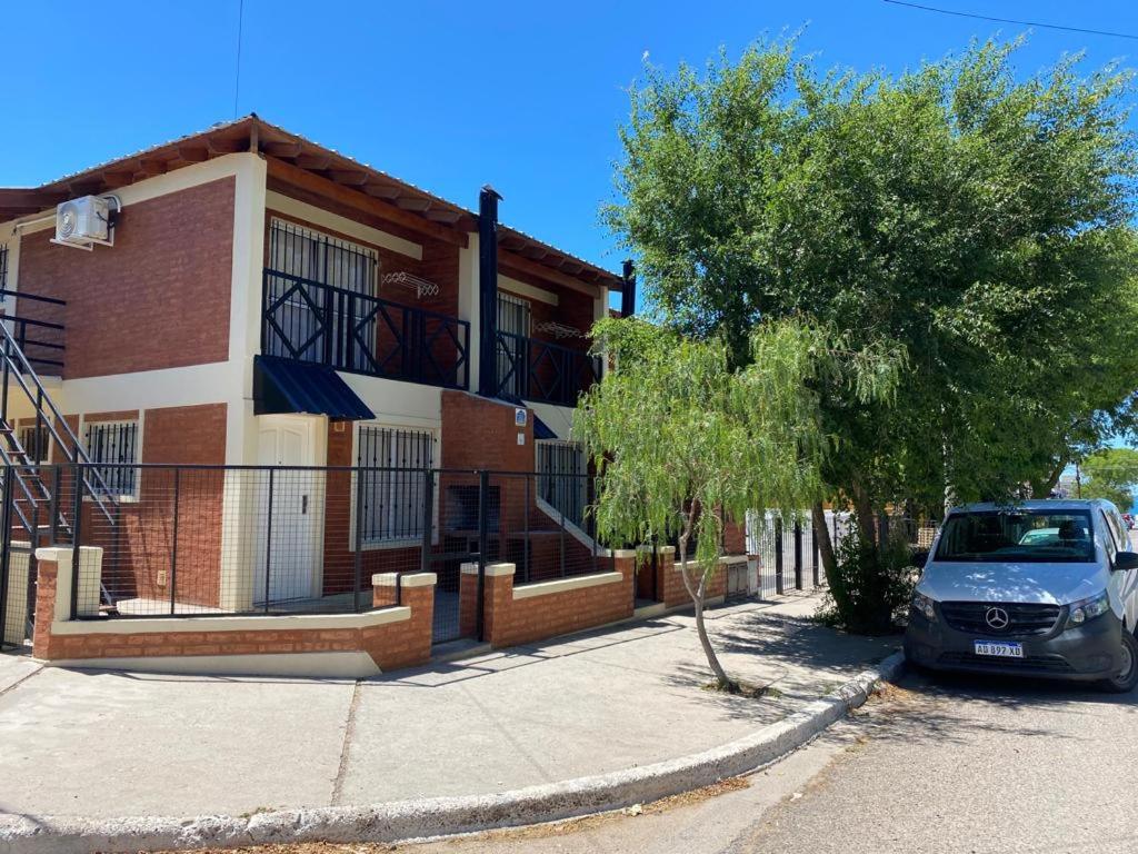 un coche aparcado frente a un edificio en Complejo Anita 06A en Las Grutas