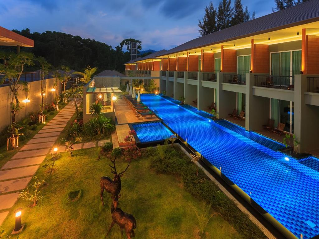 Bazén v ubytování Khaolak Forest Resort nebo v jeho okolí