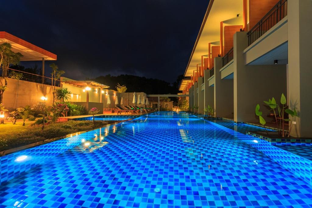 Bazén v ubytování Khaolak Forest Resort nebo v jeho okolí