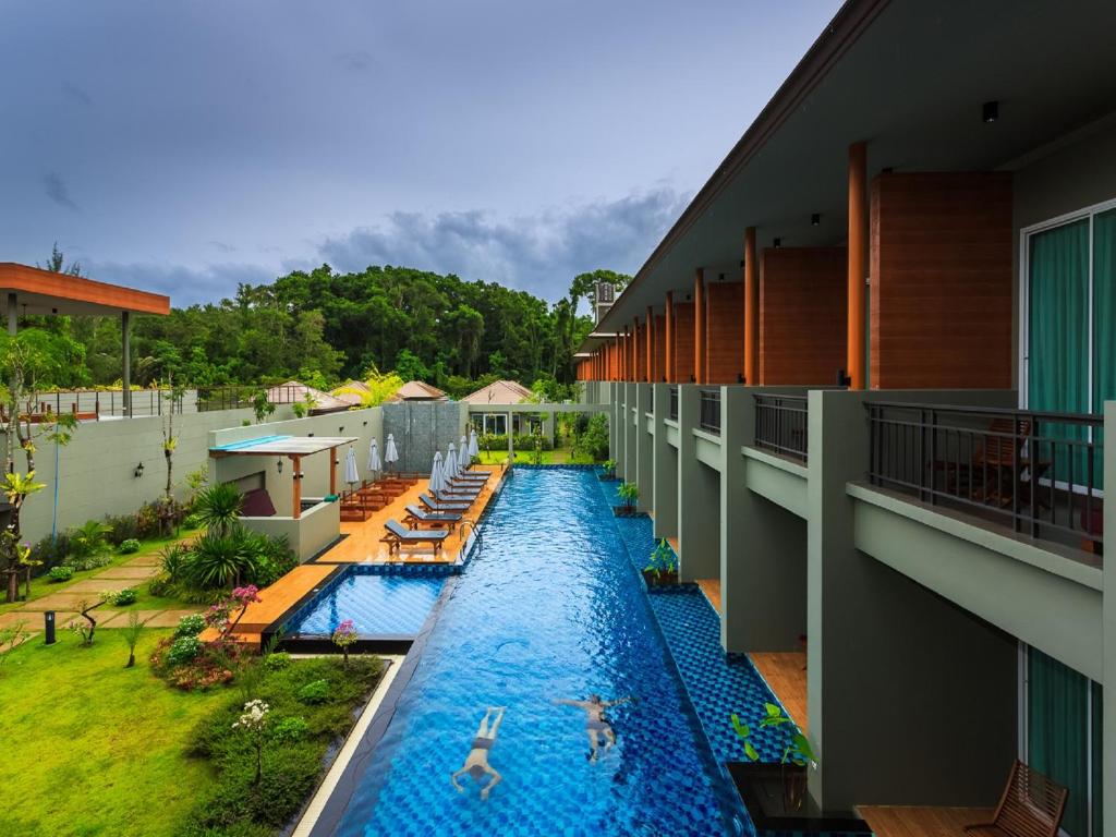 Bazén v ubytování Khaolak Forest Resort nebo v jeho okolí