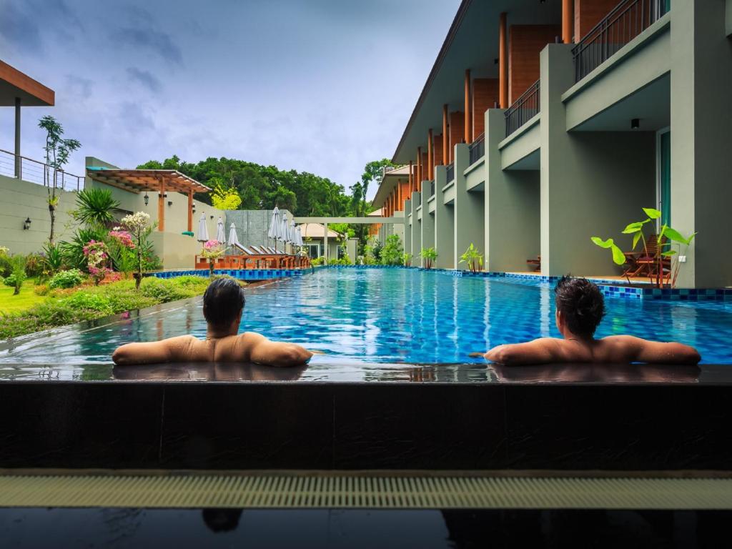 Bazén v ubytování Khaolak Forest Resort nebo v jeho okolí