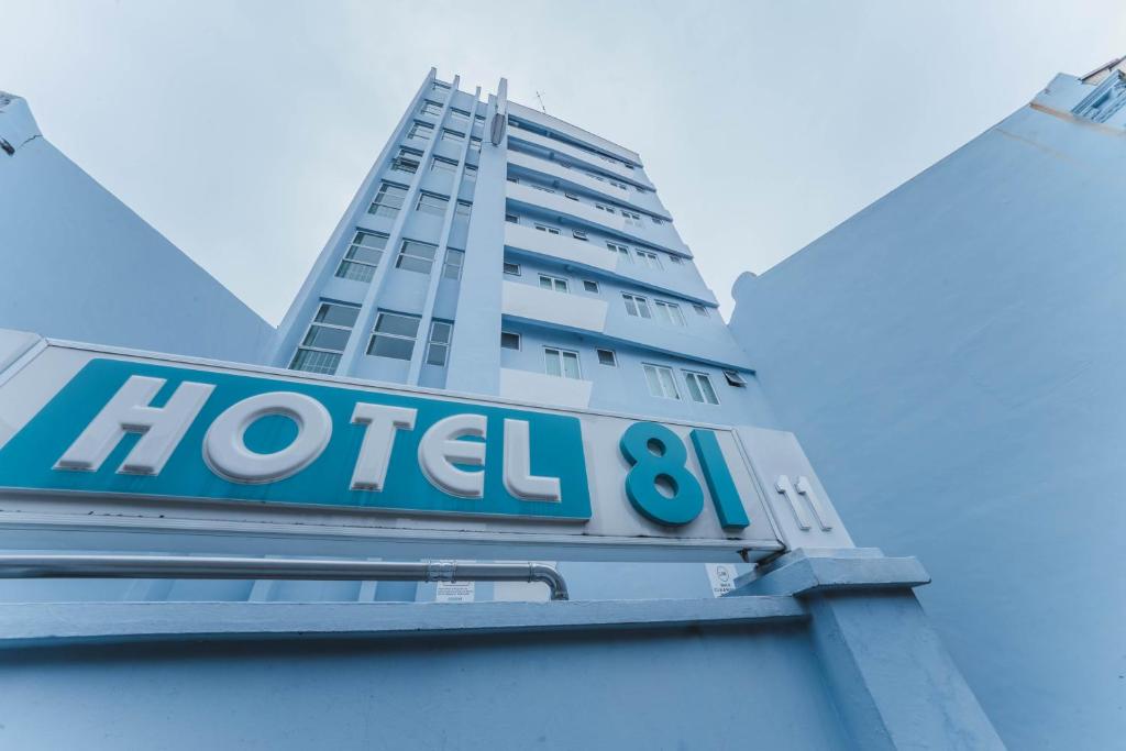 een hotelbord voor een hoog gebouw bij Hotel 81 Joy in Singapore