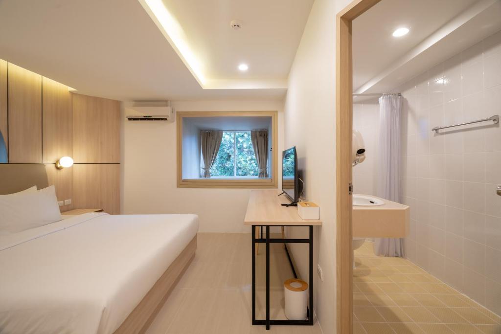 Postel nebo postele na pokoji v ubytování Bedline Hotel - SHA Certified