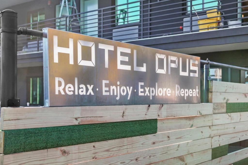 Certifikát, hodnocení, plakát nebo jiný dokument vystavený v ubytování Hotel OPUS Bronx Near Bay Plaza Mall