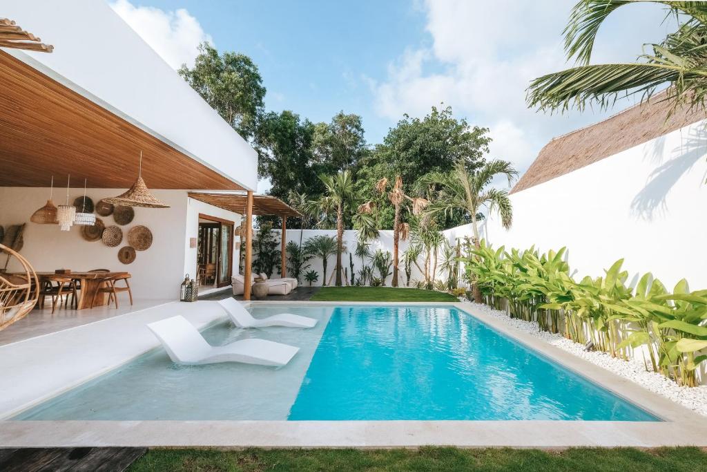 - l'image d'une piscine dans une villa dans l'établissement Amaka Villas, à Uluwatu