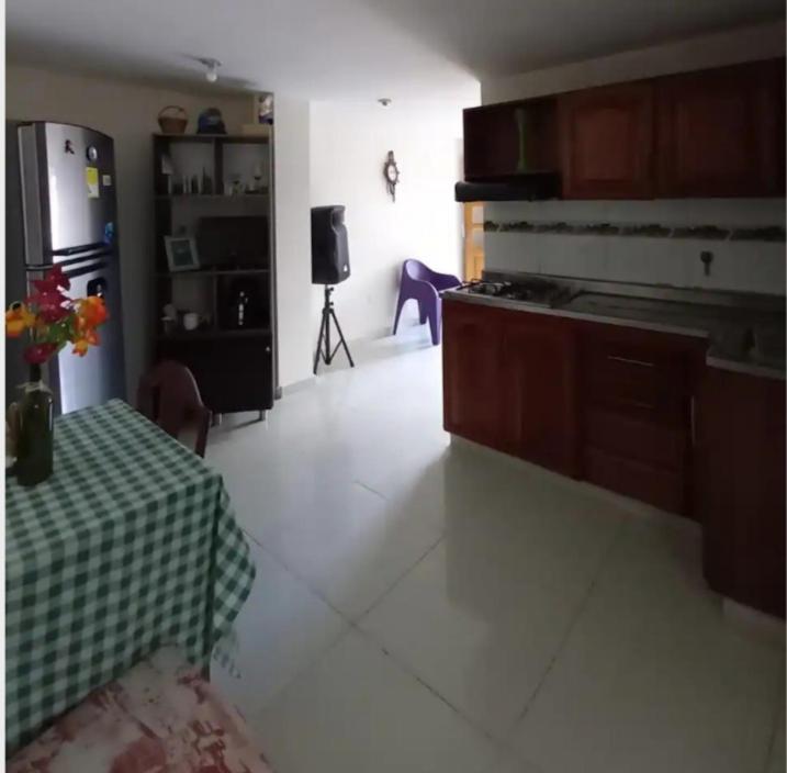 cocina con mesa y encimera en Casa Gloria, en Medellín