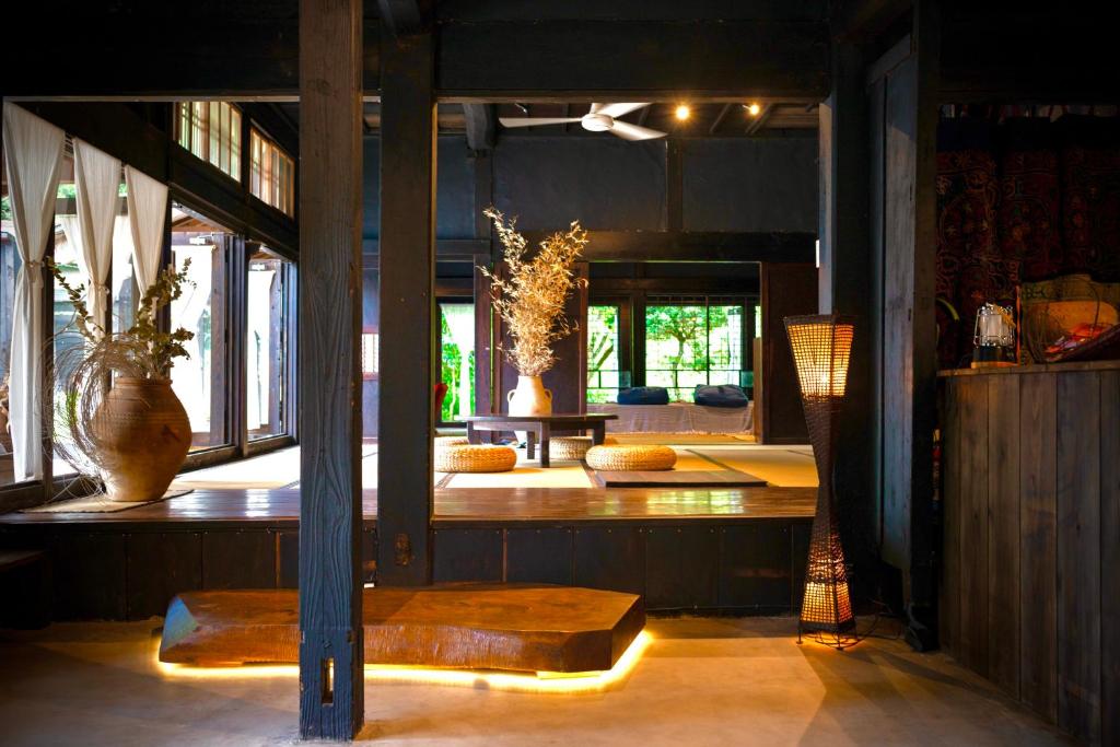 Habitación con encimera, mesa y ventana en Traditional house, Blue moon villa, 古民家 蒼月庵, en Kimitsu