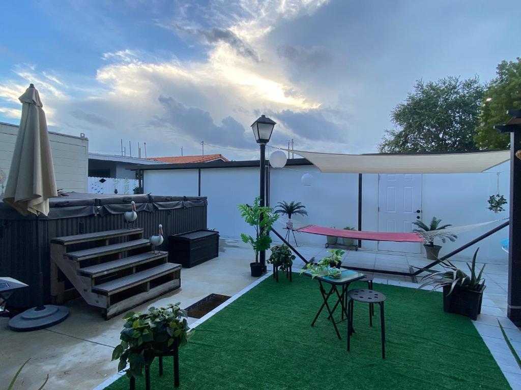 Tiny place w private hot jacuzzi 7 min to Miami international airport - Double Room With Private Bathroom