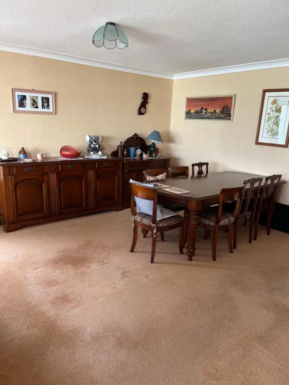 Posezení v ubytování Tamaterau Seaview House in Whangarei