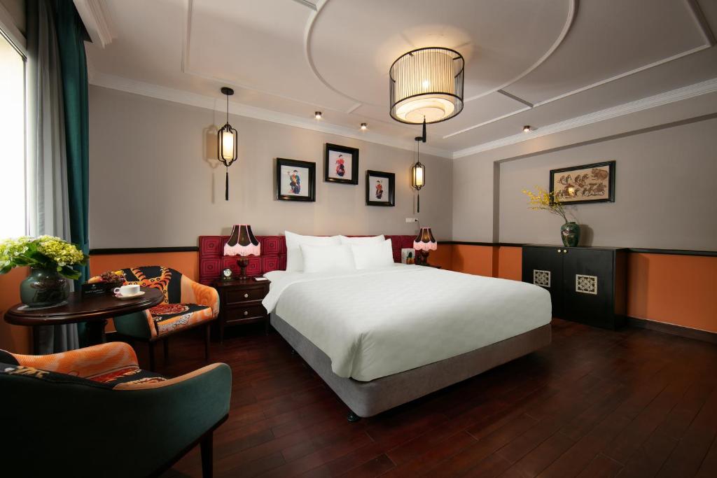 Postel nebo postele na pokoji v ubytování HOTEL du LAC Hanoi