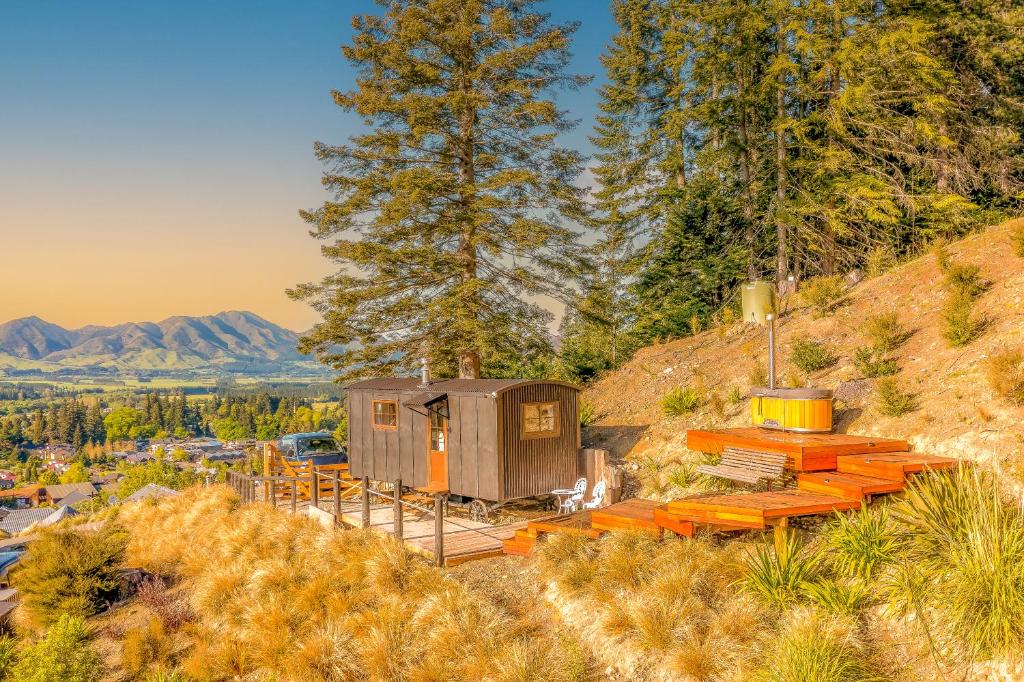 The Shepherds Hut - boutique retreat. - Resim 5