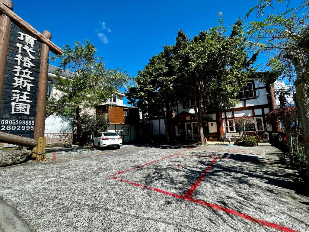 una calle con una x roja en el suelo en Dingdai Glass Villa en Renai