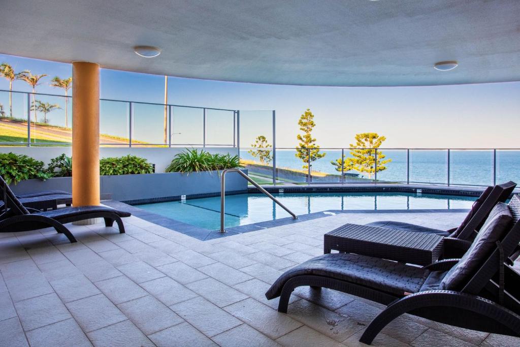 Bazén v ubytování Ocean View Apartment Yeppoon nebo v jeho okolí
