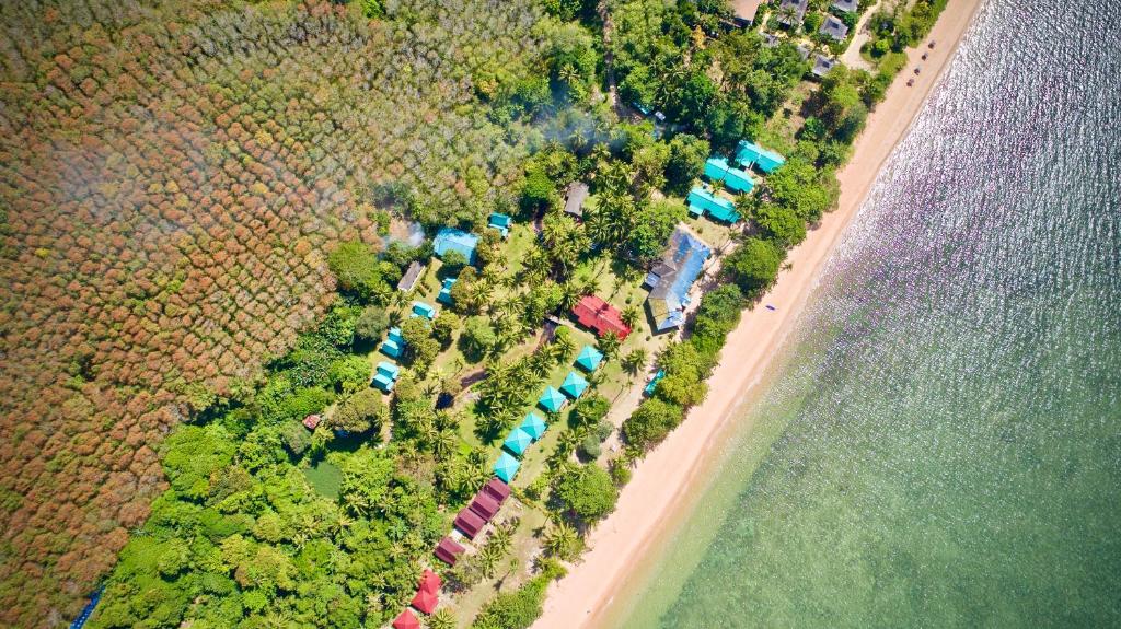 una vista aérea de una playa con tiendas de campaña junto al agua en Libong Beach Resort, en Ko Libong